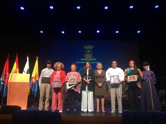 La alcaldesa Carmen Hernández con los homenajeados (Foto TA)